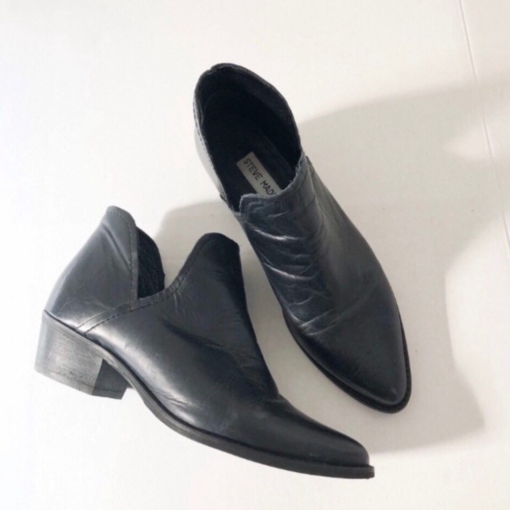 Steve Madden Split V Black Ankle Booties. 7.5